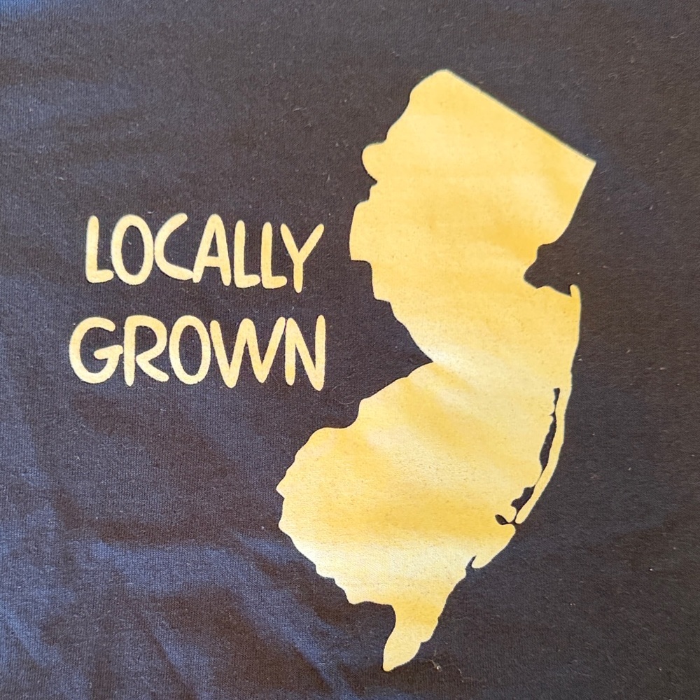 ✅NWT-Gildan Kids size MEDIUM Navy BLUE 'Locally Grown' w NEW JERSEY on it.